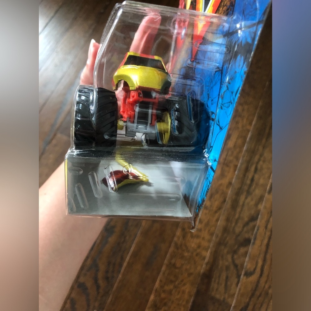 *NWT* Monster Jam Monster Trucks x Marvel Iron Man w/Flag- Series 1 - 1:64 Scale - Picture 6 of 6